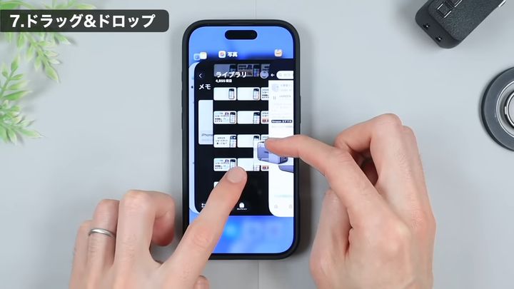 もう片方の手で写真アプリを開く