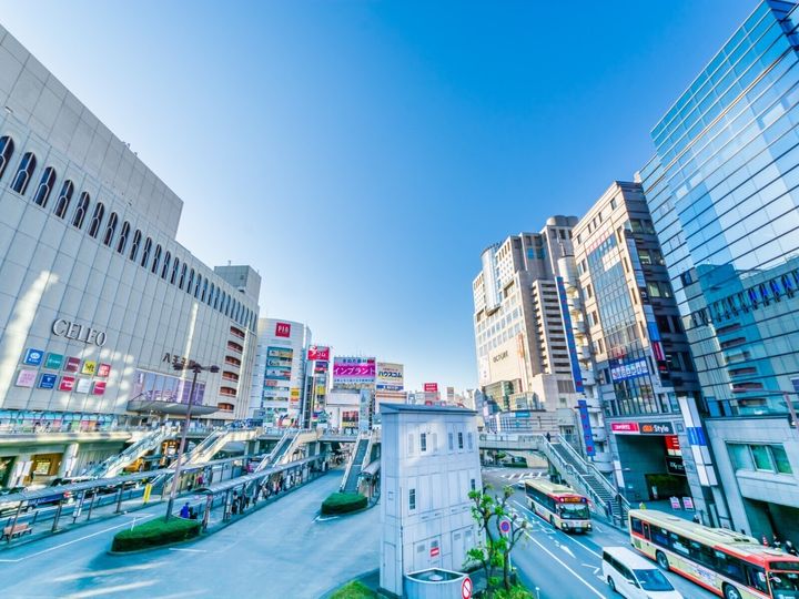 アットホームが発表した、東京23区外のファミリー向け賃貸でPV数が多い駅ランキング。2位「八王子」を抑えた1位は？