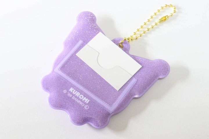 ダイソーの反射キーホルダー クロミの裏面のポケットと取り替え可能な台紙