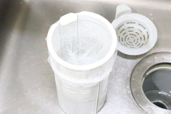 ダイソーの水切りネット ストッキング 細型を排水口のゴミ受けにセットした様子