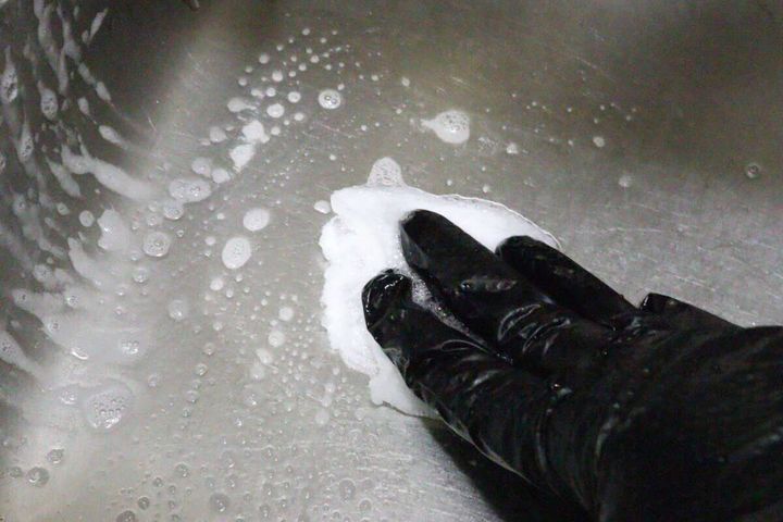 ダイソーの水切りネットをたわし代わりにシンクを洗うライフハック