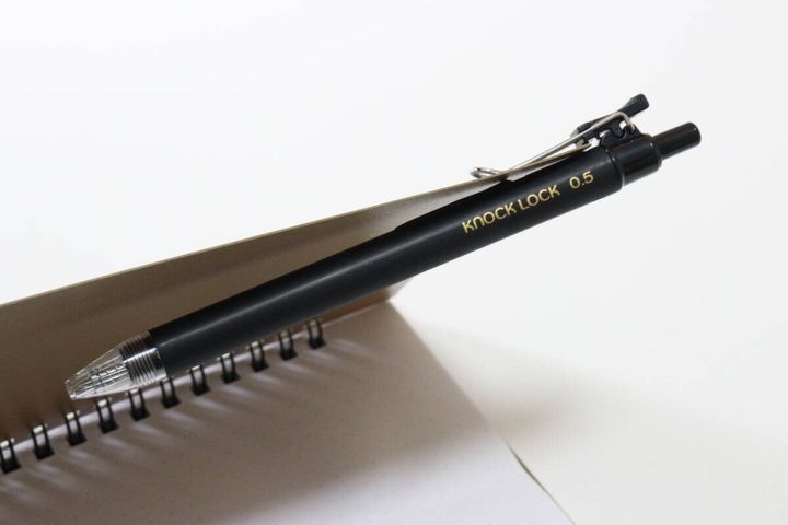 セリアの誤ノック防止 ゲルインクボールペンをノートに挟む