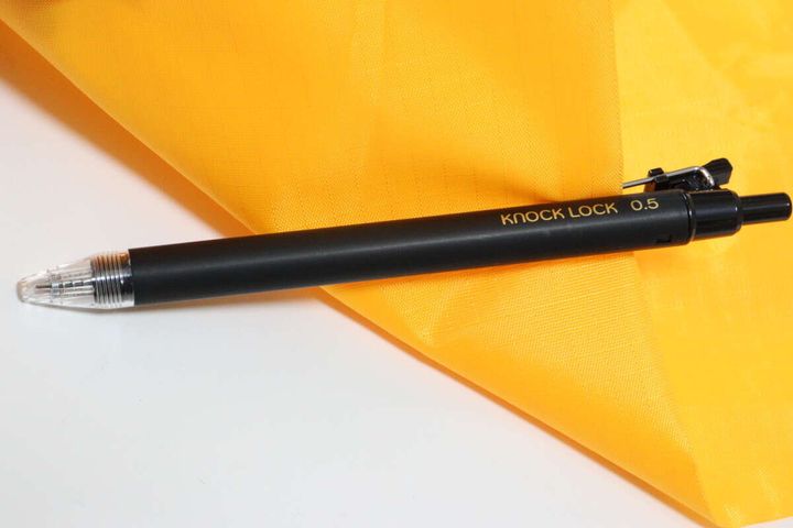 セリアの誤ノック防止 ゲルインクボールペンを布に挟む