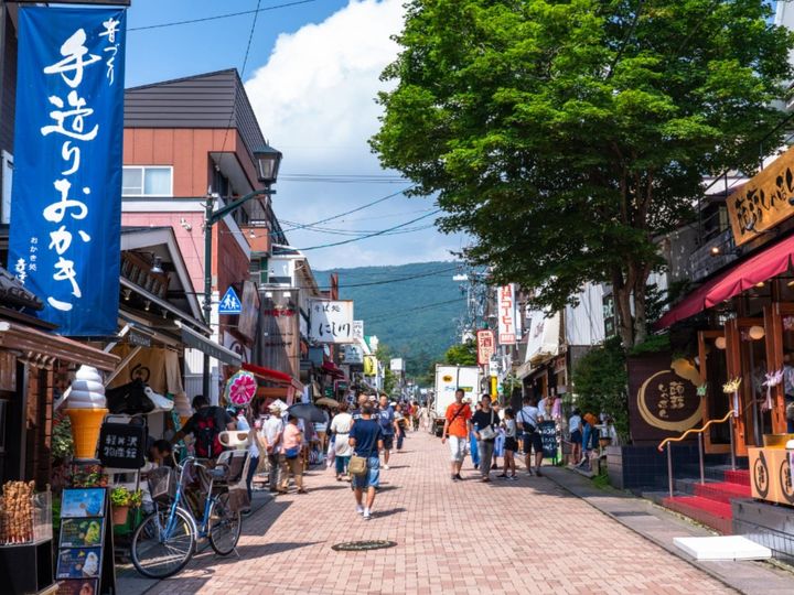 日本を代表する高原リゾート、軽井沢。避暑地のイメージが強いですが、実は「美肌の湯」として親しまれる名湯が点在しています。洗練されたラグジュアリーなスパ施設から歴史ある湯治場まで充実。豊かな自然の中で心身をリセットできる注目の観光地です。