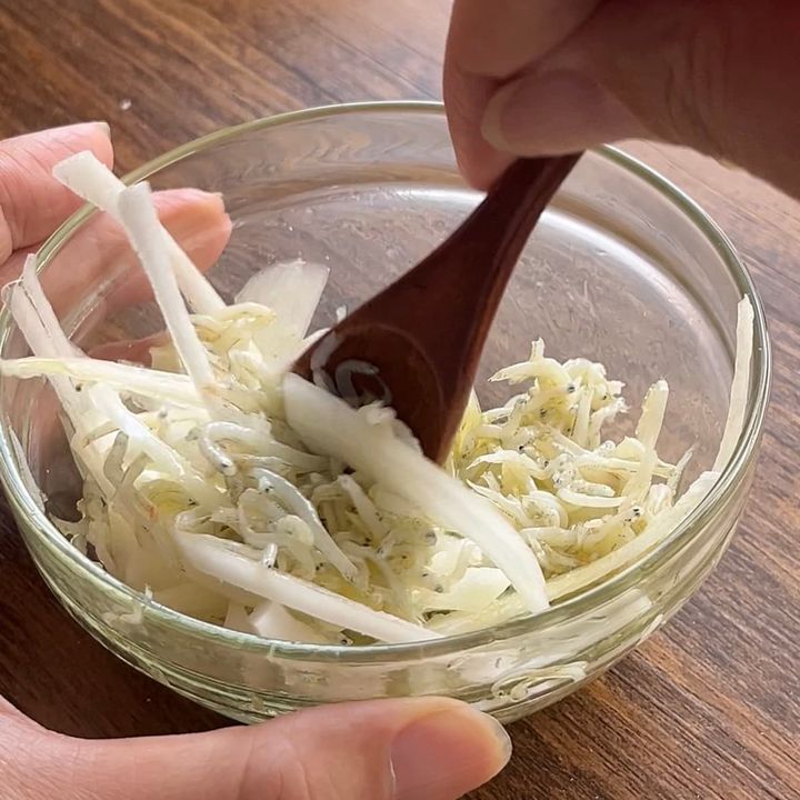 新玉ねぎとしらすのトースト