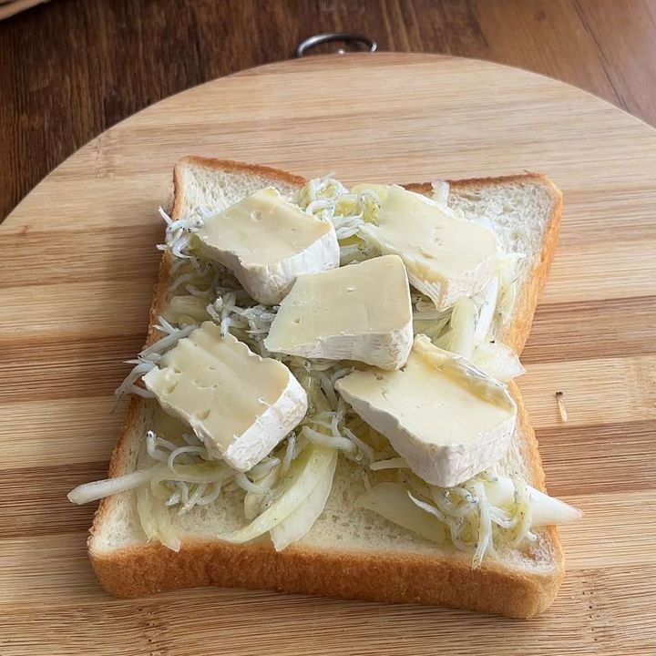 新玉ねぎとしらすのトースト