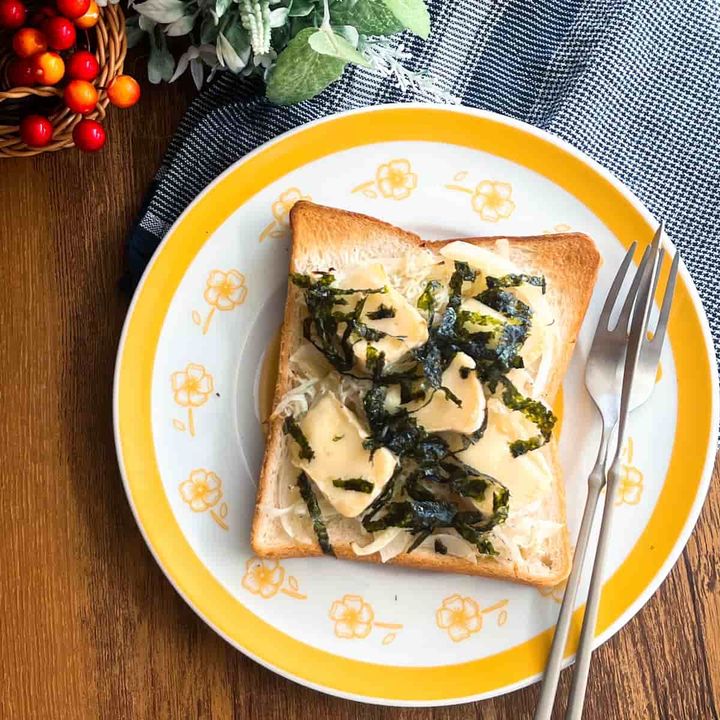 新玉ねぎとしらすのトースト