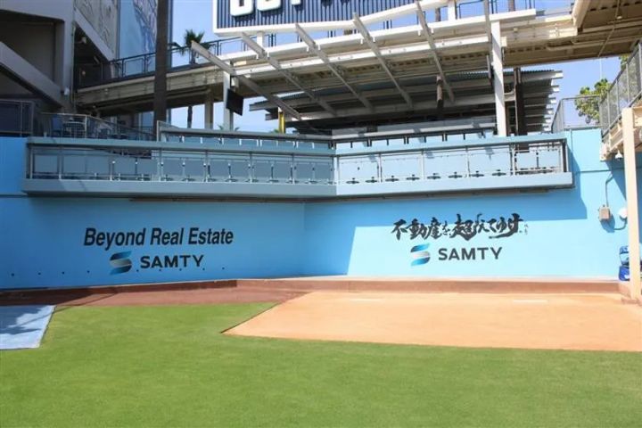 ドジャースタジアムのブルペン壁面に掲出されたサムティ広告