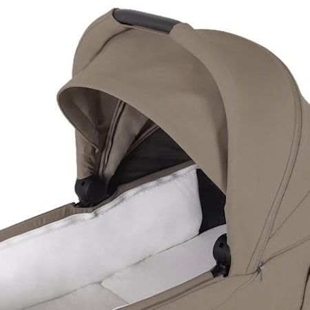 スマートな移動と快適な寝心地を両立。Silver Crossの革新的なベビーカー「Nia」