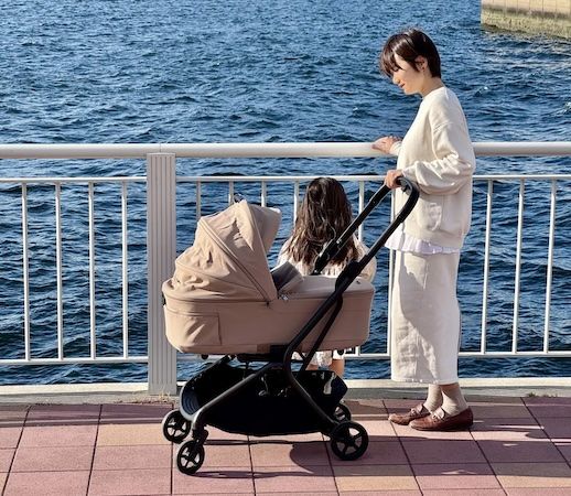 スマートな移動と快適な寝心地を両立。Silver Crossの革新的なベビーカー「Nia」