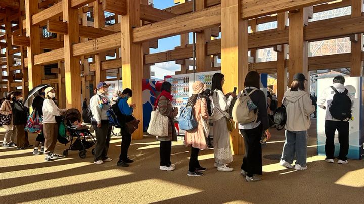 大阪・関西万博会場 給水スポットの賑わい