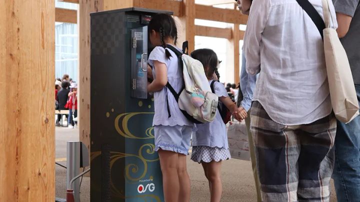 万博会場の給水機を利用する子どもたち