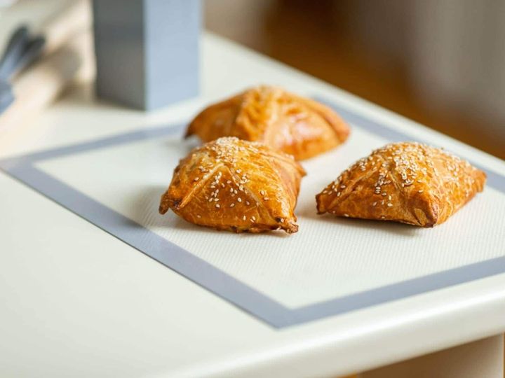 All About ニュース編集部が全国200人を対象に実施した「お土産に関するアンケート」の調査結果から、新年度のあいさつで贈りたい「千葉県のお土産」ランキングを発表！ 2位「楽花生パイ」を抑えた1位は？ ※画像はイメージです