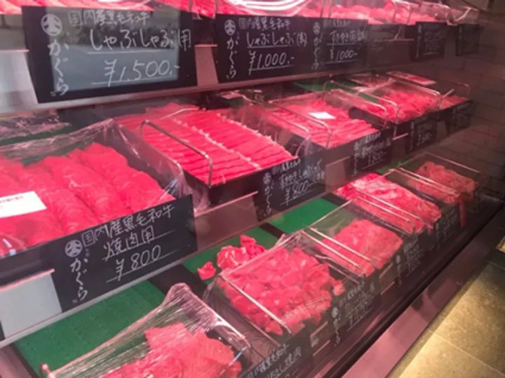 数十種類の精肉を常時販売