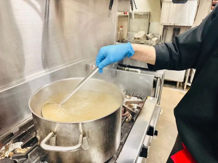 牛骨スープの炊き出し