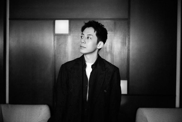  【写真を見る】マルチな才能をみせる西野亮廣をモノクロ写真とカラーで撮り下ろし！ 撮影/木村篤史 スタイリスト/久 修一郎 ヘアメイク/KAE(NORA)