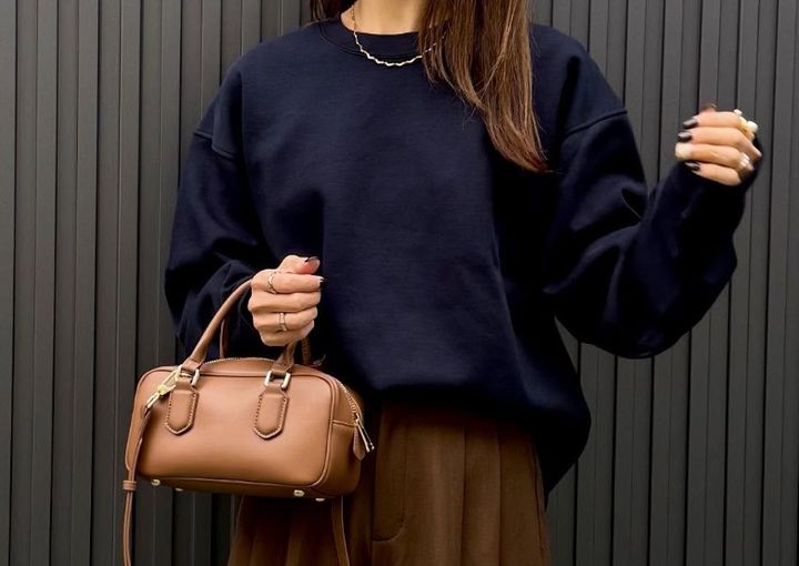 オーバーサイズスウェットシャツ ブラウンバッグコーデ