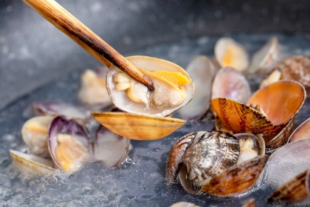 あさりを煮る様子