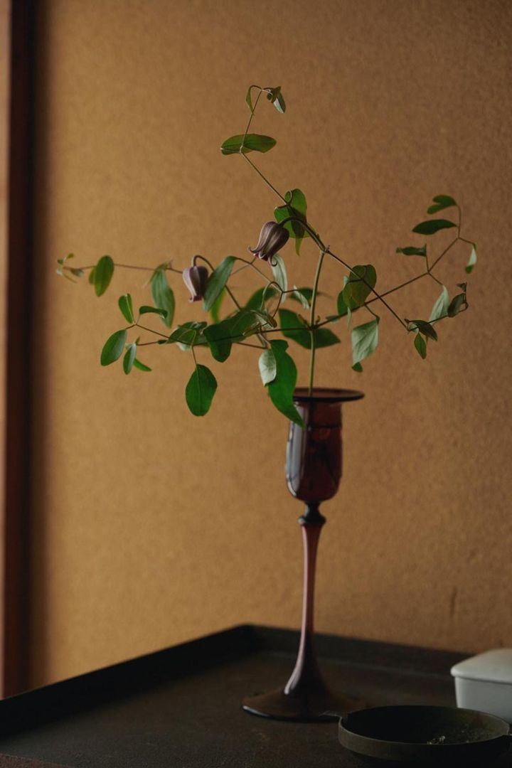 玄関に花を飾る。和風の我が家に似合うよう、華美でない地味な花をチョイス。これは小さなクレマチス。（撮影／馬場わかな）