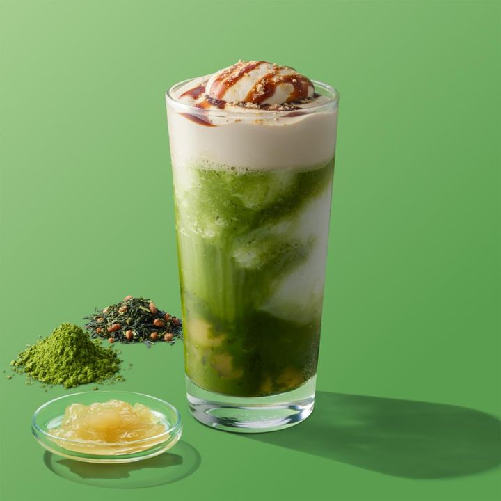 「煎茶抹茶 ティー フラペチーノ わらび餅入り」（税込 820円） ※テイクアウトは税率が異なる width=