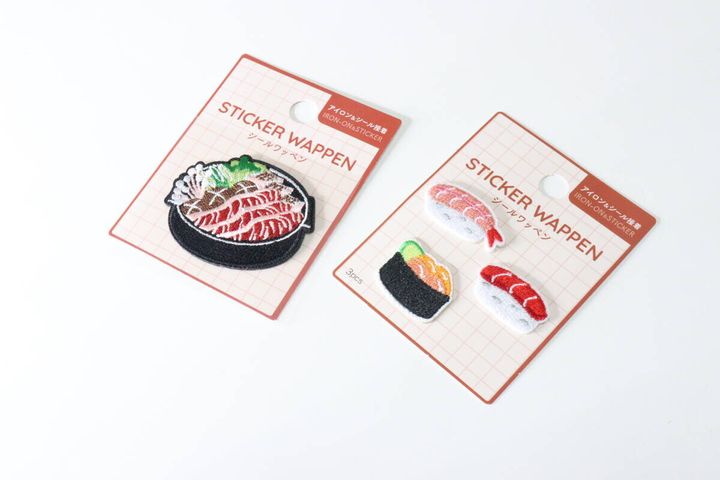 ダイソーのおすすめシールワッペン（リアルタッチ、お寿司＆すき焼き）とシールワッペン（寿司、3個）