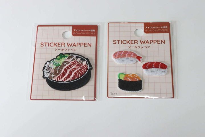 ダイソーのシールワッペン（リアルタッチ、お寿司＆すき焼き）とシールワッペン（寿司、3個）のパッケージ