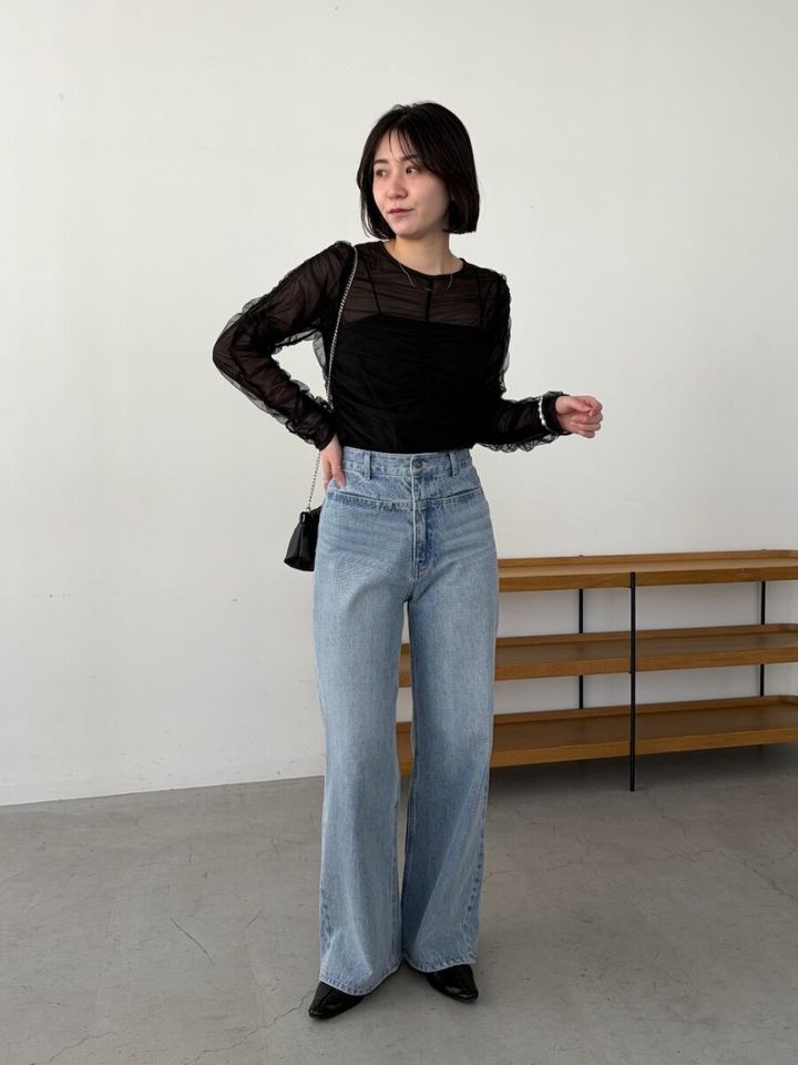 2026春大人女性おすすめシアートップス黒デニムコーデ