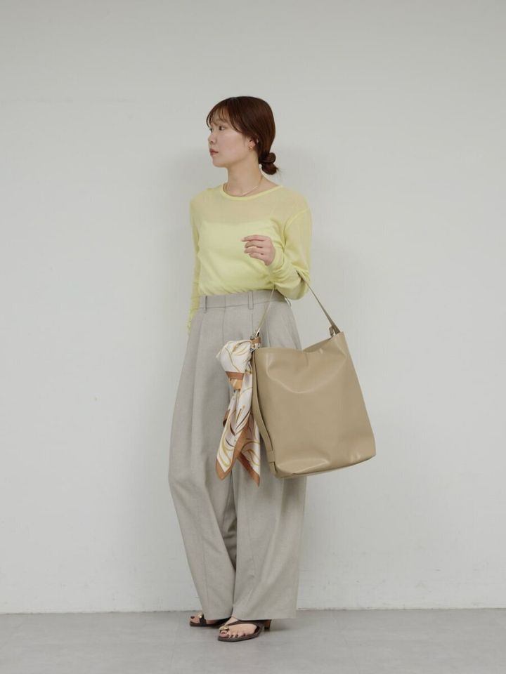 2026春大人女性おすすめシアートップスイエローベージュコーデ
