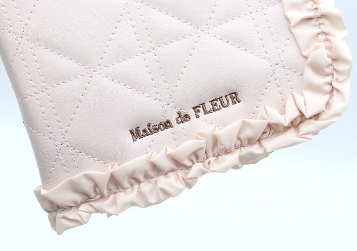 宝島社ムック付録のMaison de FLEUR×HELLO KITTY いちごマルチケースBOOK PINK4