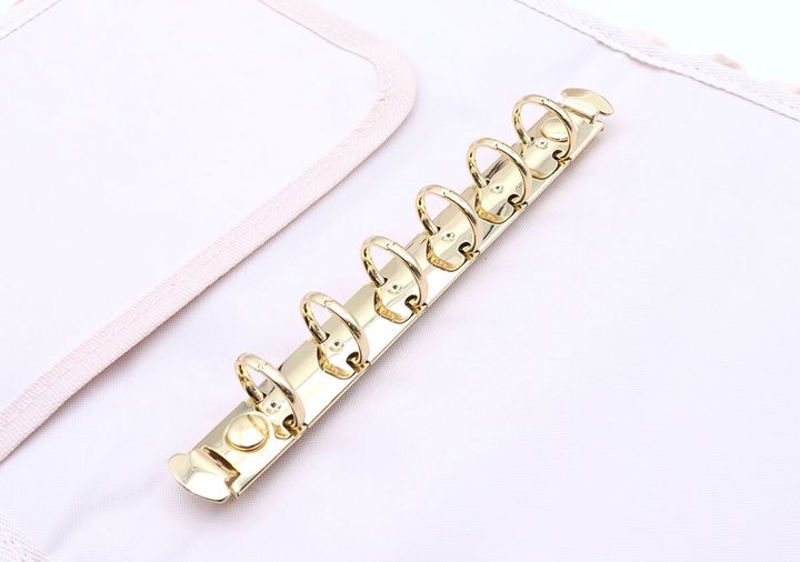 宝島社ムック付録のMaison de FLEUR×HELLO KITTY いちごマルチケースBOOK PINK5