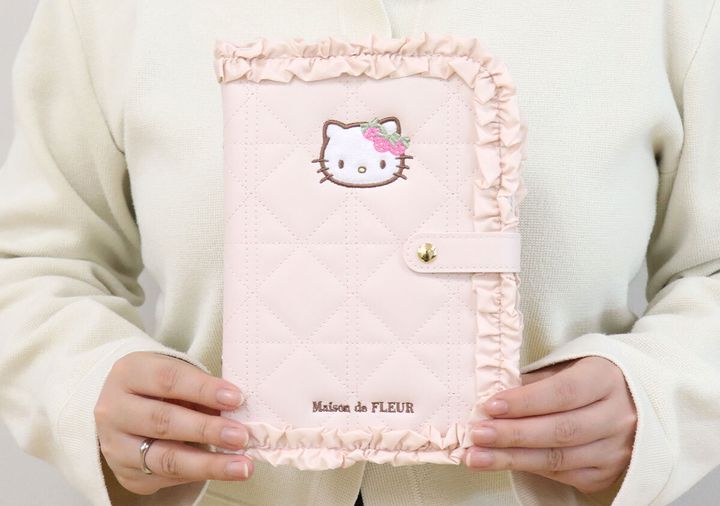 宝島社ムック付録のMaison de FLEUR×HELLO KITTY いちごマルチケースBOOK PINK7
