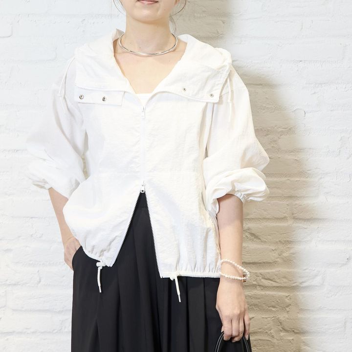 画像: （３）キレイめパンツ合わせは、白シャツのようにタックインスタイルに