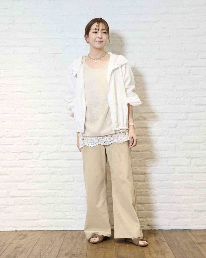 画像: UVカットエアリーブルゾン￥20,900・中に着た2WAYライトペーパーニット￥15,960・レースシアーキャミソール￥9,350・NEWカットワイドデニム￥14,850・”PLAKTON”のフリンジサンダル￥12,980