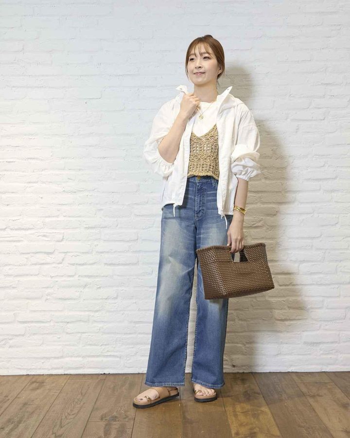 画像: UVカットエアリーブルゾン￥20,900・2WAY透かし編みキャミソールニット￥14,300・GIZAコットンノースリプルオーバー￥8,250・”SURT