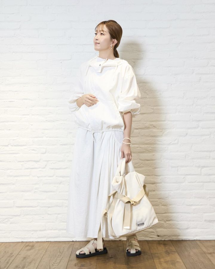 画像: UVカットエアリーブルゾン￥20,900・UVカットギャザースカート￥15,400・”OUTDOOR”のビッグトート（WEB限定販売）￥9,680・