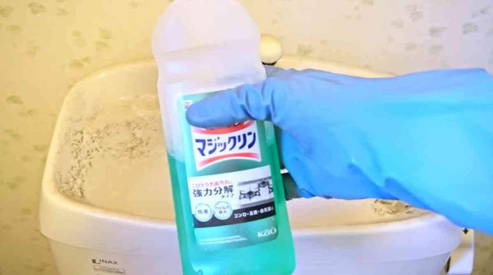 プラスチックのトイレの上掃除