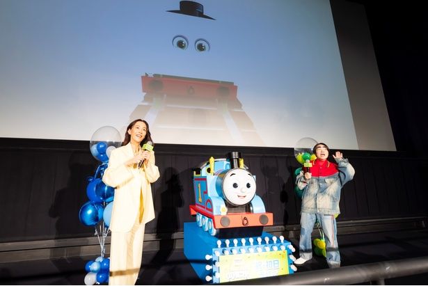 クイズ大会が始まると、スクリーンのヒントを食い入るように見つめる子どもたちが続出