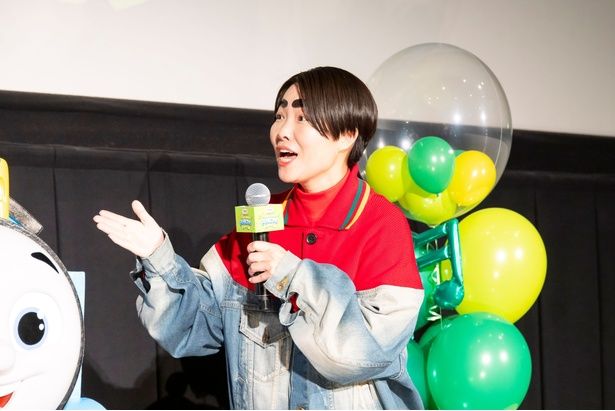 赤い点検車・ウィンストン役に合わせ、赤とデニムの“ウィンストン風コーデ”で登壇したイモトさん。アフレコ前日まで、自分がトップハム・ハット卿だと信じていたとか⁉