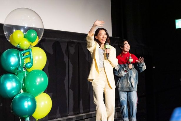 【写真】二人が登場すると、会場は大きな拍手と歓声に包まれた