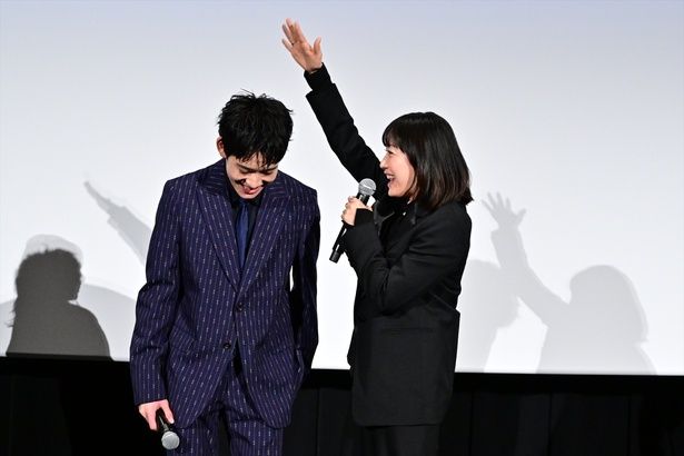 菅野美穂が山時聡真の頭を「よ～し、よしよし」