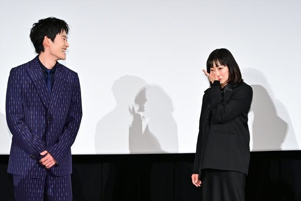 【写真を見る】“二十歳の息子”、山時聡真の成長に菅野美穂が涙をおさえる場面も…