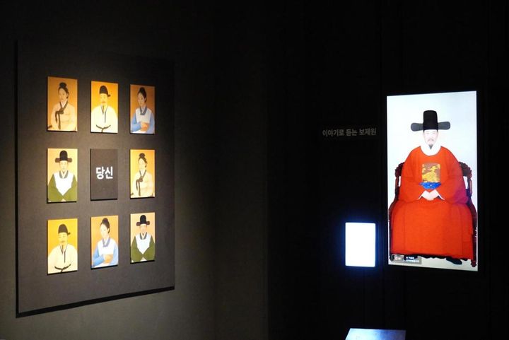 博物館もAIの時代。顔写真を撮ると、昔の王の絵と自分の顔を合成してくれる機械もあります。