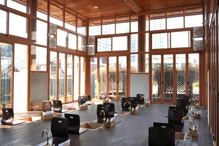 韓屋を模した木造建築の雰囲気に合わせてリモデリング。1つの浴槽で2人まで利用できます（金額は1つの浴槽当たり6000ウォン）。