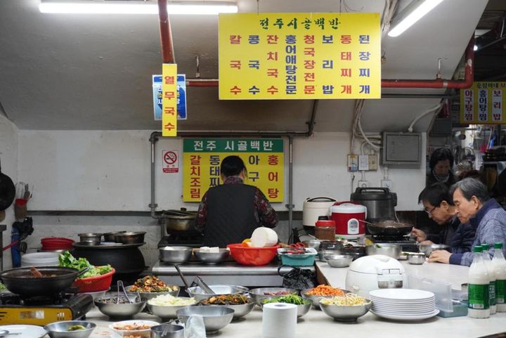 「アイゴー（韓国人がよく使う感嘆詞）、足が痛い」とつぶやきながら働くアジュンマ。それに「どうして痛いんだ」と投げかけるアジョッシ。韓国では見ず知らずの間柄でも、すぐに会話が始まります。