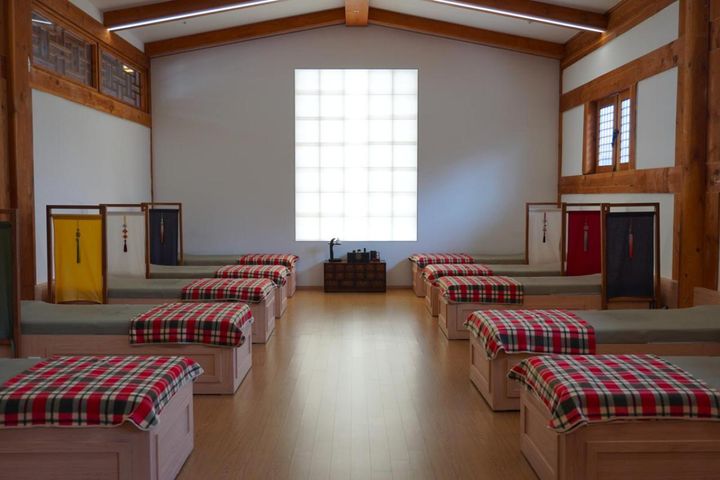 その後、全身のマッサージ台へ。一見、普通のベッドですが、横になると背中をドンドンとパンチされるようにマッサージされます。