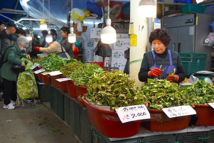 市場に行くと、よく「근（グン）」という単位で売られています。このグン、野菜の場合は1グンが375gで、お肉の場合は1グンが600gとなります。