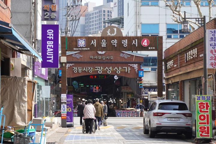 手前のゲートが薬令市場のもの。奥に京東市場が続きます。