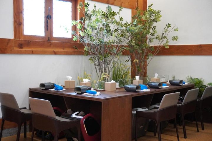 まずは機械による手と足のマッサージ。手には韓方オイルのハンドパックをするので、施術後は潤います。