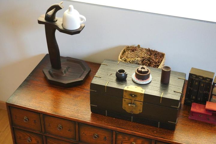 部屋のしつらいも素敵。韓国の李朝家具や骨董品に興味がある方は、踏十里の古美術通りに行くといいでしょう。