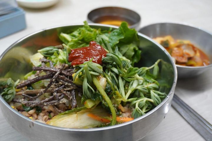 私は麦ごはんのピビンパをオーダー。おまけで味噌汁も出してくれたのですが、何度も「味噌汁おいしいでしょ？ もっと食べる？」とアジュンマが気にかけてくれました。チェーン店にはない、この人情味あふれるやり取りが、私はたまらなく好きです。